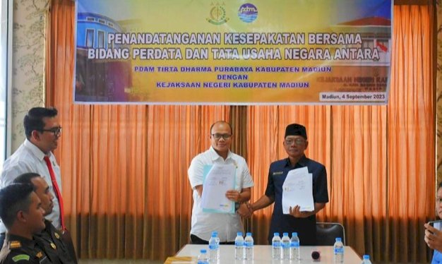 Penandatanganan kesepakatan bersama antara Perumda air minum Tirta dharma Purabaya bekerja sama dengan Kejaksaan Negeri (Kejari) Kabupaten Madiun/ist