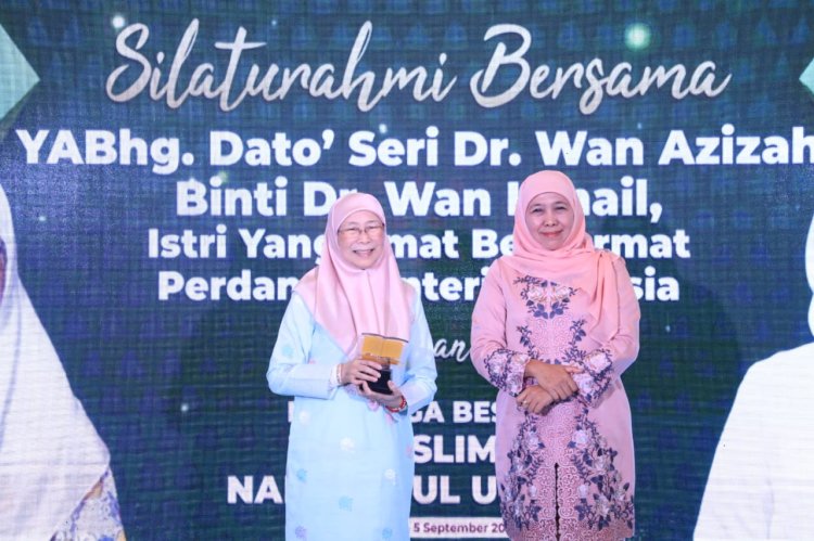 Gubernur Jawa Timur Khofifah Indar Parawansa bersama istri Perdana Menteri Malaysia Dato Seri Wan Azizah binti Wan Ismail di Gedung PBNU Jakarta/ist