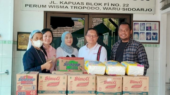 Teks foto: B. Zaelani menyerahkan bantuan Ke Pantai Wreda Dan Anak SLB/RMOLJatim