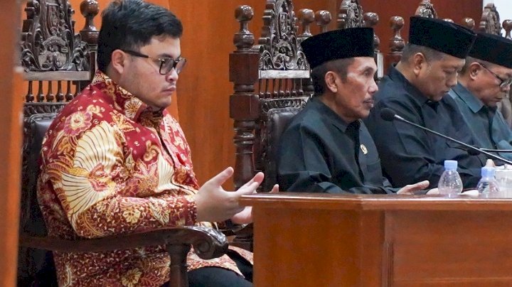 Foto : Bupati Kediri saat menghadiri sidang paripurna