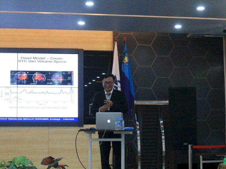 Dr Dwi Sunaryono SKom MKom di dapan para penguji saat presentasi disertasinya di Departemen Teknik Informatika ITS/Ist