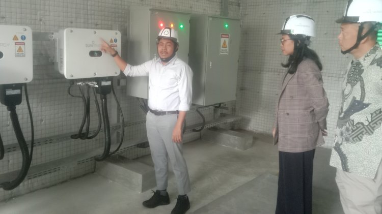 Chief of Sales SUN Energy Oky Gunawan (kanan) memantau inverter PLTS milik PT Gelora Djaja di Surabaya, Jawa Timur,