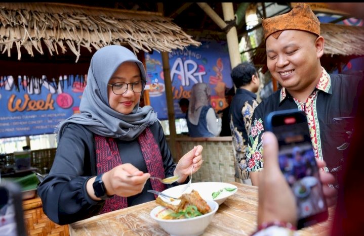 Bupati Banyuwangi Ipuk Fiestiandani tengah mencicipi kuliner Ayam Pedas khas Banyuwangi/Ist