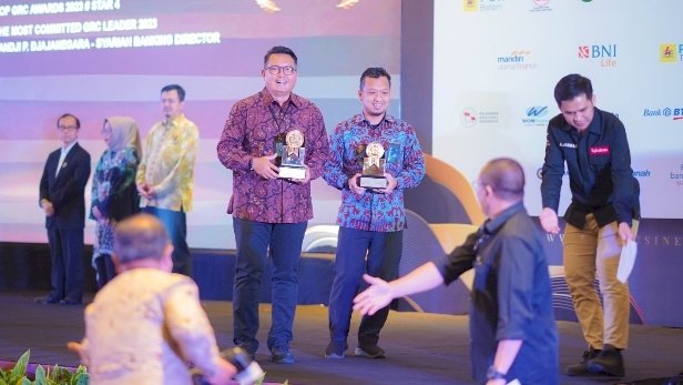 foto:  Direktur Utama (Dirut) PT SIER, Didik Prasetiyono bersama Kepala Divisi Sekretaris Perusahaan Jefri Ikhwan Ma’arif dan Kepala Departemen Manajemen Resiko Titis Sekar pada saat menerima TOP GRC Award 2023, Rabu (6/9/2023) di Jakarta.