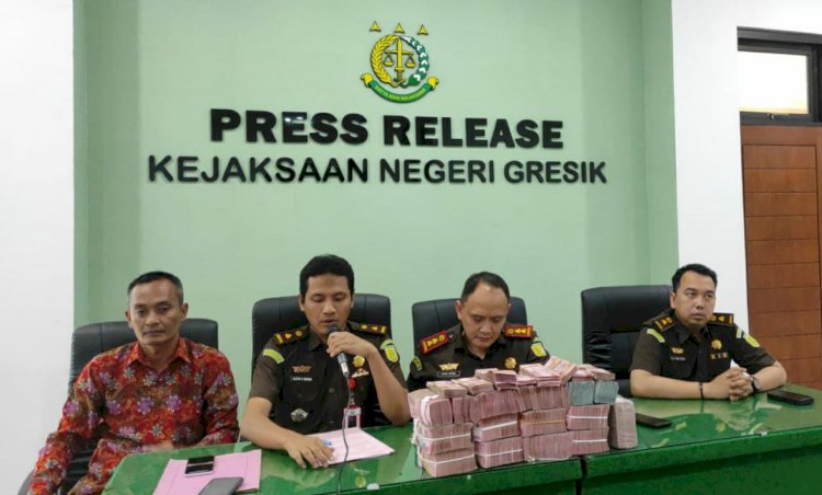 Kejari Gresik saat konferensi pers/RMOLJatim