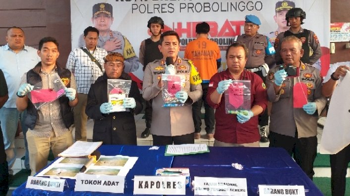 Kapolres Probolinggo beserta kajaran, tokoh masyarakat Bromo dan tersangka pembakaran Bukit Teletubbies saat pres rilis.