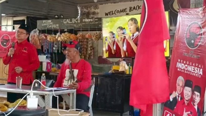 Teks foto: B. Zaelani saat berdialog dengan relawan dan kader PDI Perjuangan Sidoarjo/RMOLJatim