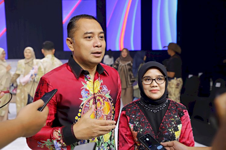 Wali Kota Eri bersama Rini Indriyani/RMOLJatim