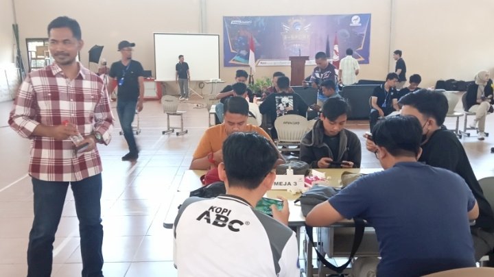 Foto : Suasana kompetisi Free Fire dan Mobile Legends/RMOLJatim