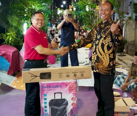 B. Zaelani, SE memberikan seperangkat sound system kepada RT 1/RW 10 Demak Jaya Surabaya/RMOLJatim