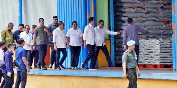 Presiden Joko Widodo saat memeriksa cadangan beras Bulog di Gudang Bulog di Komplek Pergudangan Sunter Timur II, Sunter, Jakarta Utara pada Senin (11/9)/Ist