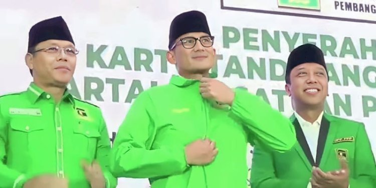  Ketua Badan Pemenangan Pemilu (Bappilu) PPP Sandiaga Uno (tengah) saat mengenakan seragam PPP/Net