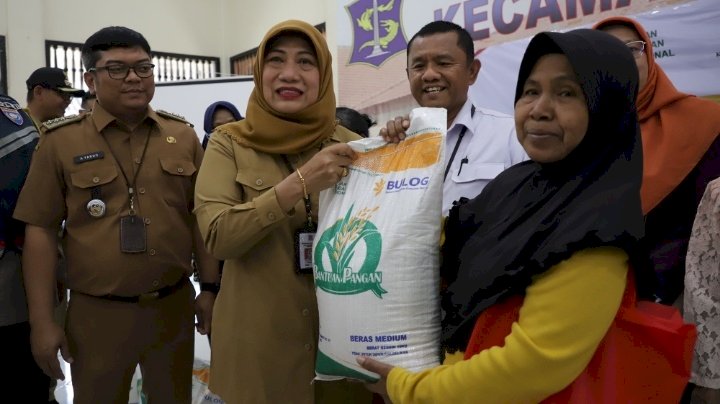 Teks foto: Antiek Sugiharti bersama Ahmad Yardo Wifaqo menyalurkan Bantuan Beras kepada KPM/RMOLJatim