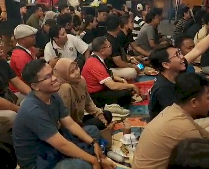 B. Zaelani, SE (kaos merah) Nobar antara Timnas Indonesia U-23  dengan Turkmenistan di Warkop Pitulikur, Jalan Bagong Tambangan 32  Ngagel Surabaya/RMOLJatim