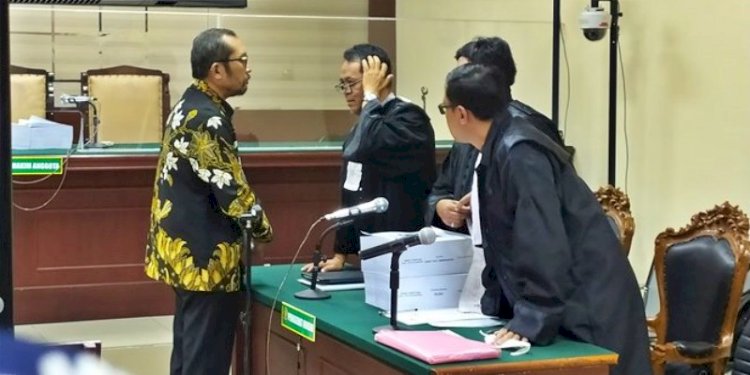 Mantan Wakil Ketua DPRD Jawa Timur Sahat Tua Simandjuntak berdialog dengan tim penasehat hukum usai pembacaan tuntutan di Pengadilan Tindak Pidana Korupsi/Ist