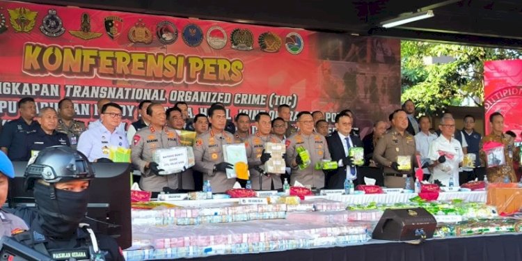 Jumpa pers pengungkapan Transnational Organized Crime (TOC) Narkotika dan TPPU Jaringan Fredy Pratama di Lapangan Bhayangkara, Jakarta Selatan, Selasa (13/8)/Ist