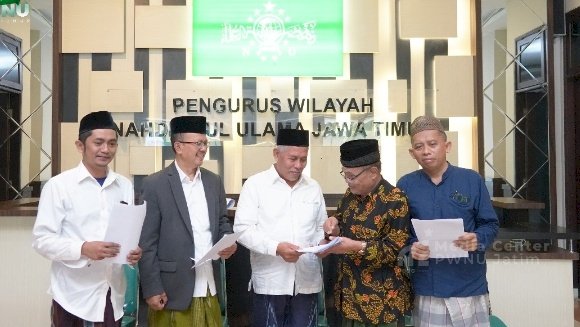 Kiai Marzuki Mustamar, didampingi KH Hadi M Mahfud (Wakil Rais Syuriah PWNU Jatim), KH Romadlon Chotib (Katib Syuriah), Ust Muhammad Anas (Sekretaris LBM PWNU Jatim), KH Luqmanul Hakim