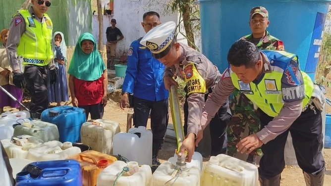 Foto : Kegiatan sosial salurkan air bersih Satlantas Polres Bondowoso/ist