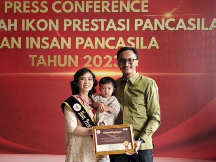 Latifah Nurahmi ST MSc PhD (kiri) bersama suami pada acara Penganugerahan Ikon Prestasi dan Insan Pancasila 2023 di Gedung Merdeka, Bandung/Ist