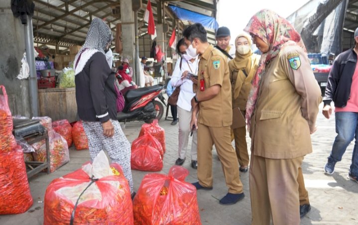 Satgas Pangan Kabupaten Kediri saat sidak pasar/Ist