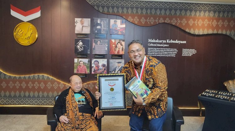 Teguh Santosa dan budayawan Jaya Suprana dalam upacara sederhana yang digelar di Galeri MURI, Mall of Indonesia, Kelapa Gading, Jakarta Utara, Kamis sore (14/9)/RMOL