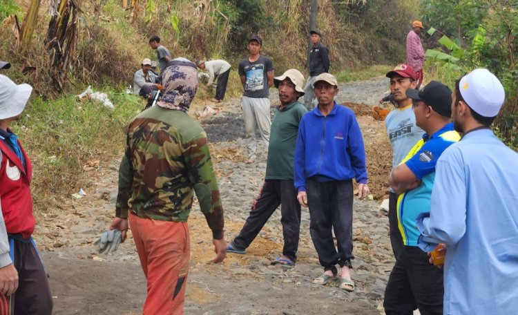  Anggota DPRD Kabupaten Probolinggo Bob Abdullah saat turun bersama Kaji Royal. /RMOL Jatim 