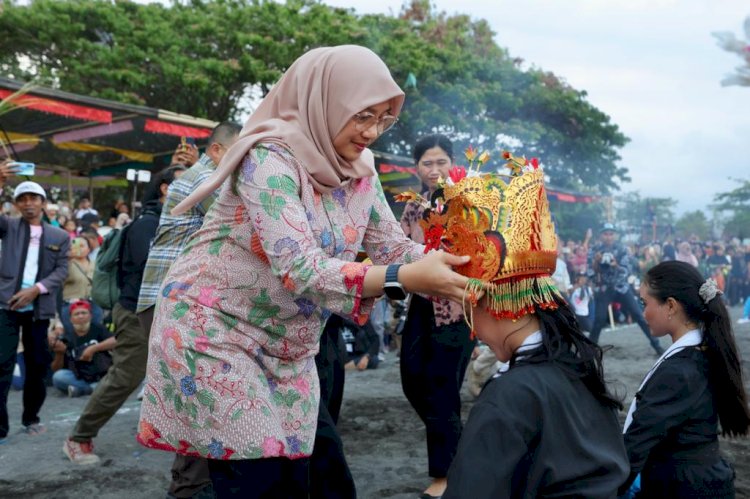 Bupati Ipuk mengenakan Omprog pada penari Gandrung/Humas Pemkab Bwi