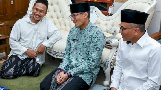 Sekretaris Jenderal Partai Persatuan Pembangunan (PPP) Arwani Thomafi bersama Ketua Badan Pemenangan Pemilu (Bappilu) Nasional PPP Sandiaga Salahuddin Uno bersilaturahmi menemui KH Ahmad Bahauddin Nursalim atau Gus Baha/Ist