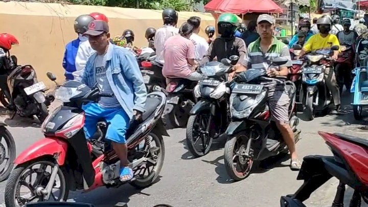 Macet akibat parkir liar di Kembang Kuning Surabaya 