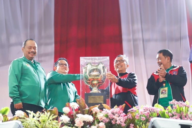 Piala Juara Umum diserahkan oleh Sekdaprov Jawa Timur Adhy Karyono kepada Asisten 2 Bidang Perekonomian dan Pembangunan Kota Surabaya Agus Imam Sonhaji/ist