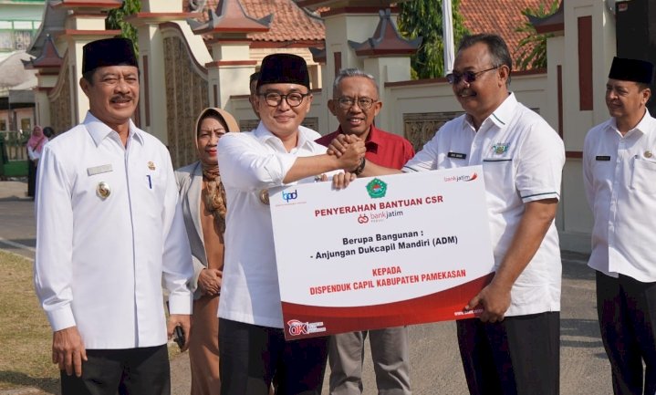 Penyerahan CSR Bank Jatim kepada Bupati Pamekasan Baddrut Tamam/Ist