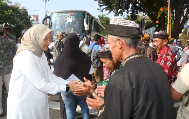 Bupati Banyuwangi Ipuk Fiestiandani melepas rombongan penerima Program TORA Presiden Jokowi/ist