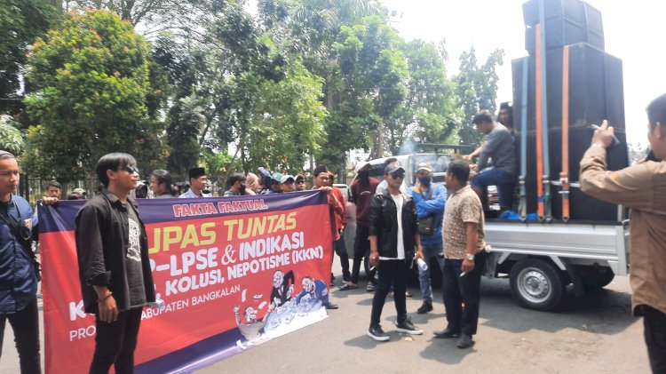 Massa saat demo depan Unit Layanan Pengadaan Bangkalan/RMOLJatim 