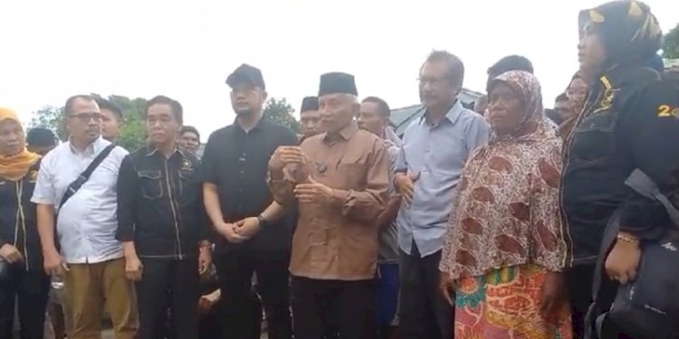 Ketua Majelis Syuro DPP Partai Ummat, Amien Rais bertemu warga Rempang di Batam, Senin (18/9)/Ist