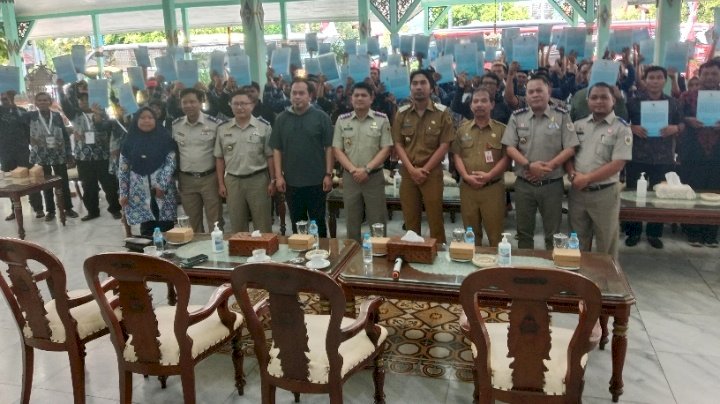 Keterangan foto : Ratusan masyarakat penerima SK Biru foto bersama Bupati Madiun/RMOLJatim