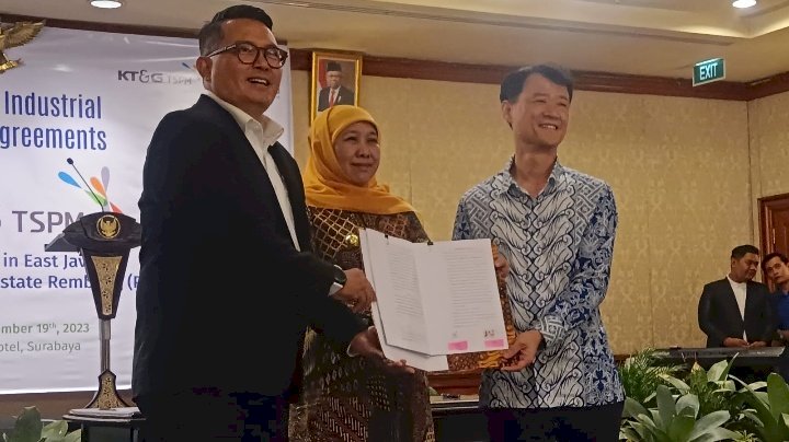 Direktur Utama PT SIER, Didik Prasetyono, bersama Gubernur Khofifah dan Direktur PT TSPM Jaehong Jang