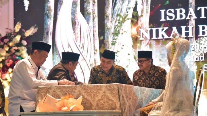 Teks foto: Wali Kota Eri menghadiri Isbat Nikah dan Nikah Baru Massal/RMOLJatim