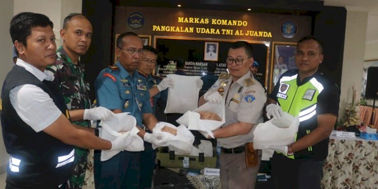 Komandan Lanudal Juanda, Kolonel Laut (P) Heru Prasetyo bersama stakeholder bandara memberkan barang bukti berupa BBL sebanyak 55.312 ekor/Ist