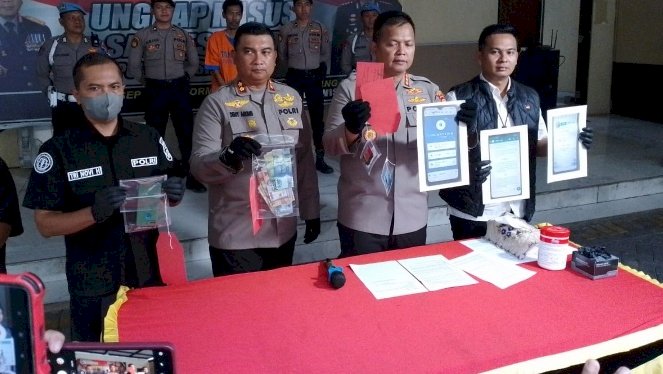 Polisi menunjukkan barang bukti 