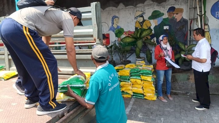 Beras satu ton dari Pemkot Surabaya 