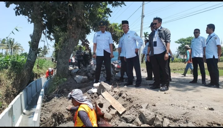 Bupati Bondowoso KH Salwa Arifin bersama Dinas BSBK saat tinjau perbaikan jalan rusak/ist