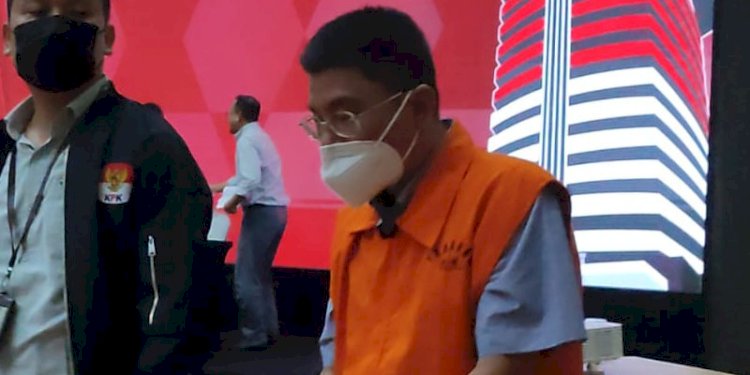 Komisaris PT Rimbo Peraduan (RP), Suryadi Halim alias Tando, mengenakan rompi tahanan/RMOL