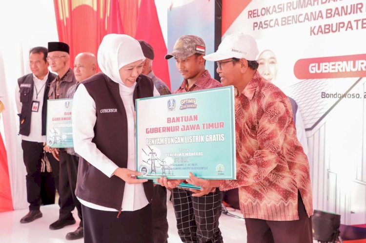 Gubernur Khofifah Indar Parawansa secara simbolis menyerahkan kunci hunian tetap kepada perwakilan penghuni di Bondowoso/Ist