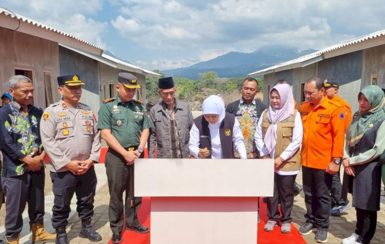 Gubernur Jatim Khofifah Indar Parawansa saat resmikan rumah relokasi di Bondowoso/RMOLJatim