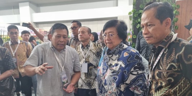 Dr. Ir. Nugroho Widiasmadi (kiri) bersama Menteri LHK Siti Nurbaya Bakar/Ist