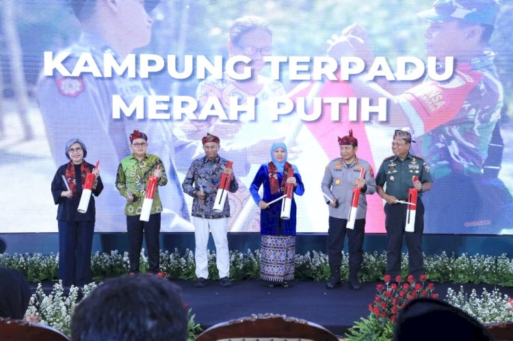 Pencanangan Kampung Terpadu Merah Putiholeh Gubernur Khofifah, Pangdam V/Brawijaya Mayjen TNI Farid Makruf, Kapolda Jatim Irjen Pol. Toni Harmanto, Anggota Komisi XI DPR RI Indah Kurnia, Sekdaprov Jatim Adhy Karyono dan Menteri BUMN RI periode 2011-2014/Ist