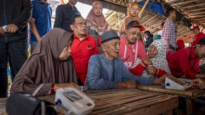 Pengobatan warga Bulakbanteng oleh PDIP