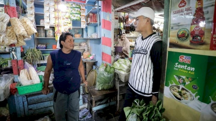 Ganjar Pranowo saat kunjungan di Pasar Surabaya 