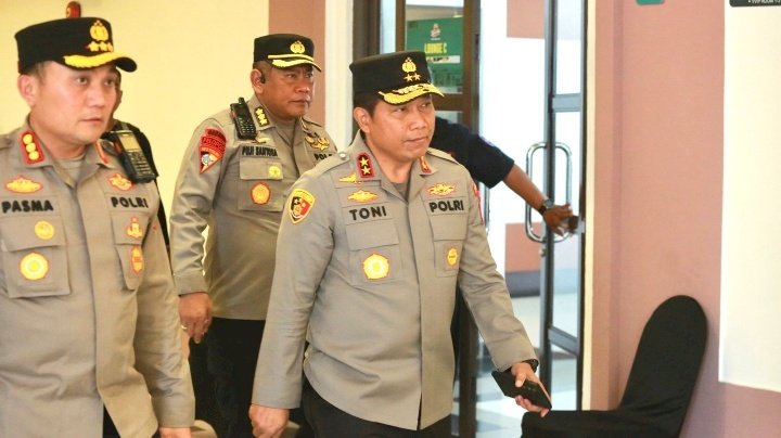 Kapolda Jatim Irjen Pol Dr.Toni Harmanto,M.H bersama Pejabat Utama (PJU) Polda Jatim, turut hadir memberikan pengamanan.