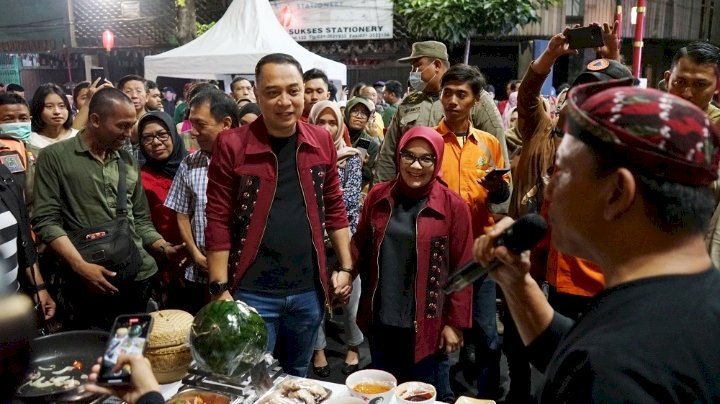 Teks foto: Wali Kota Eri bersama Rini Indriyani menghadiri Madura Food Festival di Wisata Kya-kya Kembang Jepun Surabaya/ist